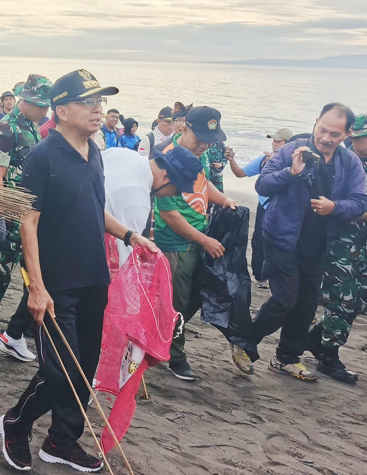 KORVE: Gubernur Bali, Wayan Koster saat memimpin Gerakan Bali Bersih Sampah di Pantai Padang Galak Denpasar, Minggu (1/3).  