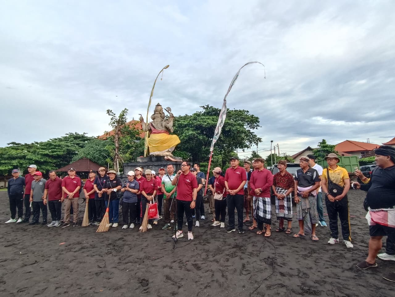 Wawali Kota Denpasar I Kadek Agus Arya Wibawa, memimpin aksi bersih-bersih serentak se-Bali yang dipusatkan di kawasan Pantai Biaung, Desa Kesiman Kertalangu, Denpasar Timur, Minggu (1/3).