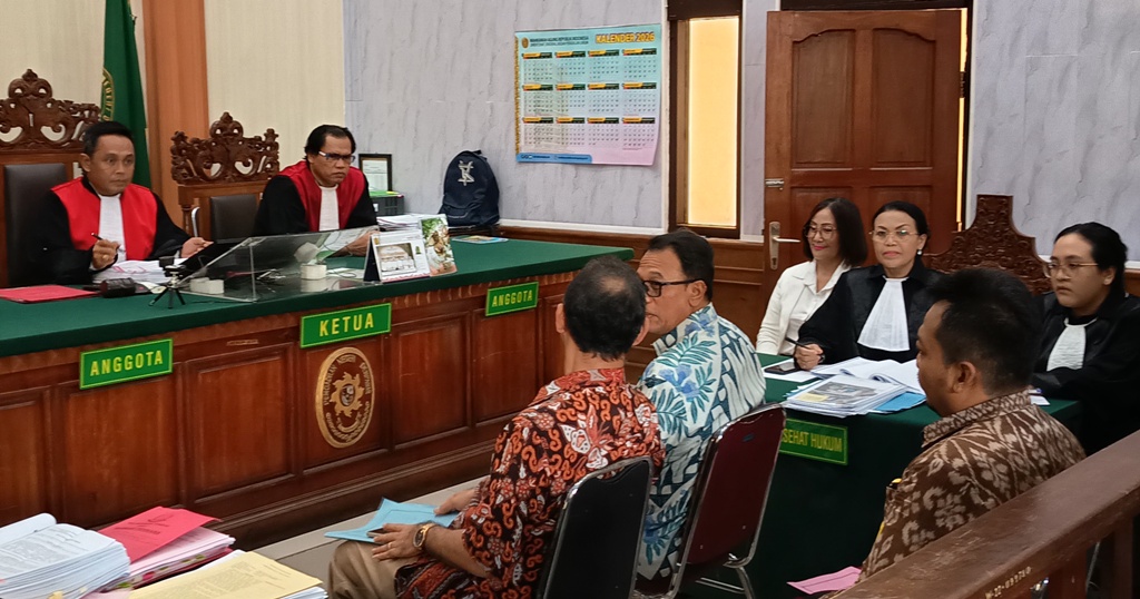 UNGKAP FAKTA: Terdakwa Lenny Yuliana Tombokan (baju putih, tiga dari kanan) saat sidang di PN Denpasar, Selasa (3/3).