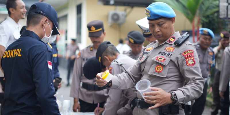 PANTAU ANGGOTA: Polres Bangli melaksanakan kegiatan Deteksi Dini Narkoba terhadap seluruh personel bertempat di depan Ruangan Propam Polres Bangli.[ Foto: Humas Polres Bangli]
