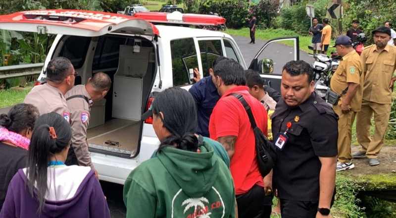 DIEVAKUASI : Ida Ayu Kadek Ari dievakuasi seusai kecelakaan tunggal di Jalan Raya Antosari-Pupuan, Tabanan.(ist)