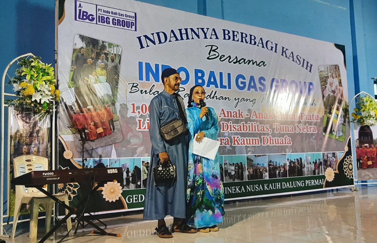 INDAH: Hajah Dewi Supriyani bersama suami H. Yahya Baba saat menyampaikan sekapur sirih acara Buka Berrsama anak yatim piatu lintas agama di Gedung Serba Guna Dalung, Kuta Utara Badung, 1 Maret 2026. 