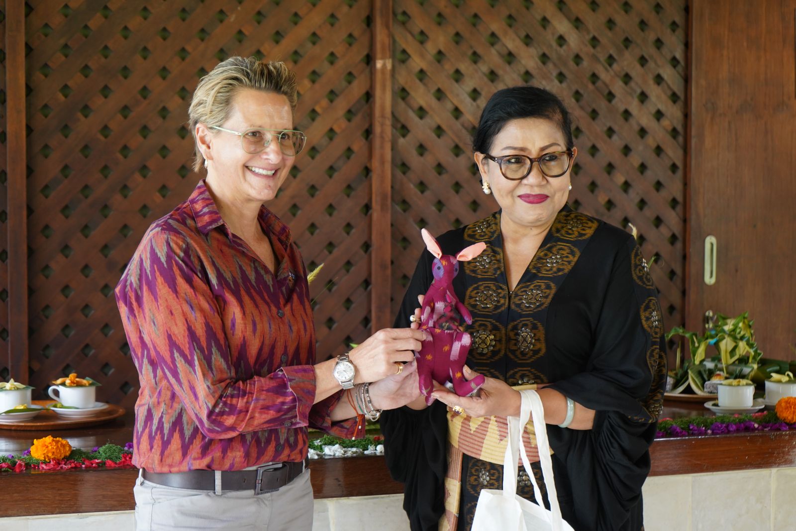 KESETARAAN: Ibu Stevens dan Ibu Putri Koster sepakat tentang pentingnya kesetaraan gender dan membahas cara-cara untuk mendukung industri yang dipimpin perempuan
