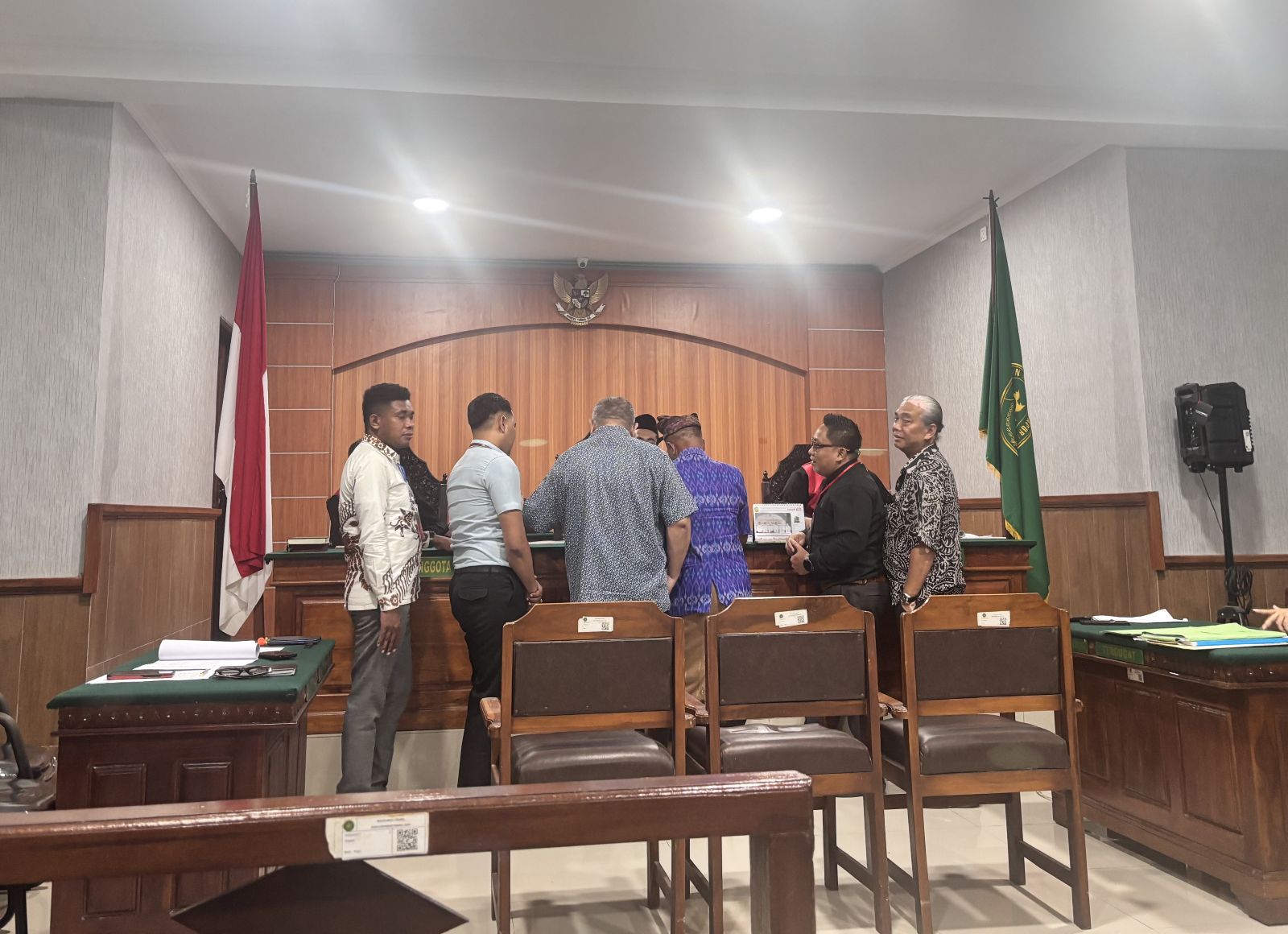 BERJUANG: Sidang di PN Amlapura, Selasa (3/3) dengan agenda pemeriksaan saksi-saksi atas perkara sengketa lahan yang melibatkan pihak Desa Adat Telun Wayah dengan 32 krama yang keberatan.