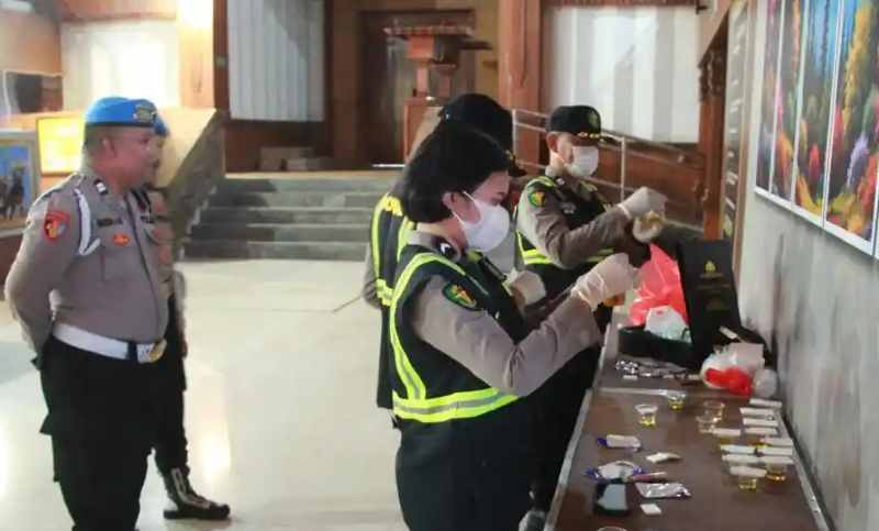 DITES URINE : Tes urine jajaran pimpinan di Polres Jembrana, berlangsung di Auditorium Jembrana. (humas polres jembrana)