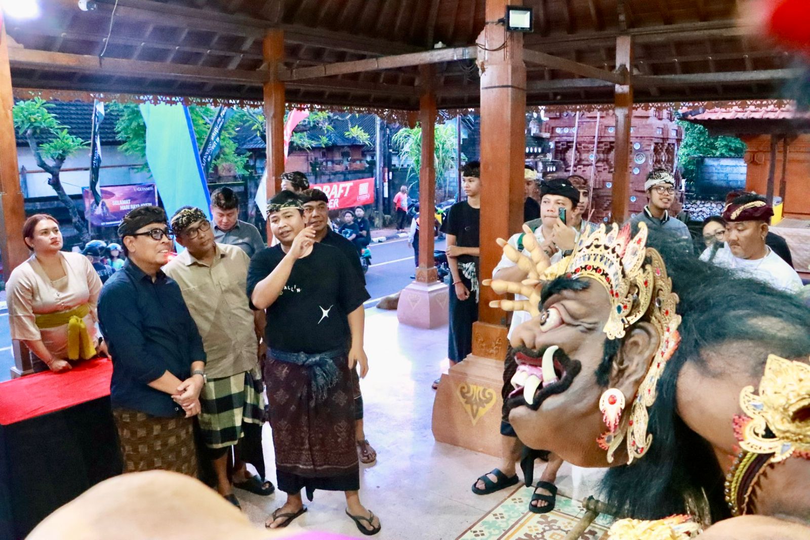 Wawali Denpasar I Kadek Agus Arya Wibawa bersama Anggota DPRD Provinsi Bali, IGN Gede Marhaendra Jaya dan AA Istri Paramita Dewi saat meninjau Ogoh Ogoh di Banjar Ceramcam, Kesiman.