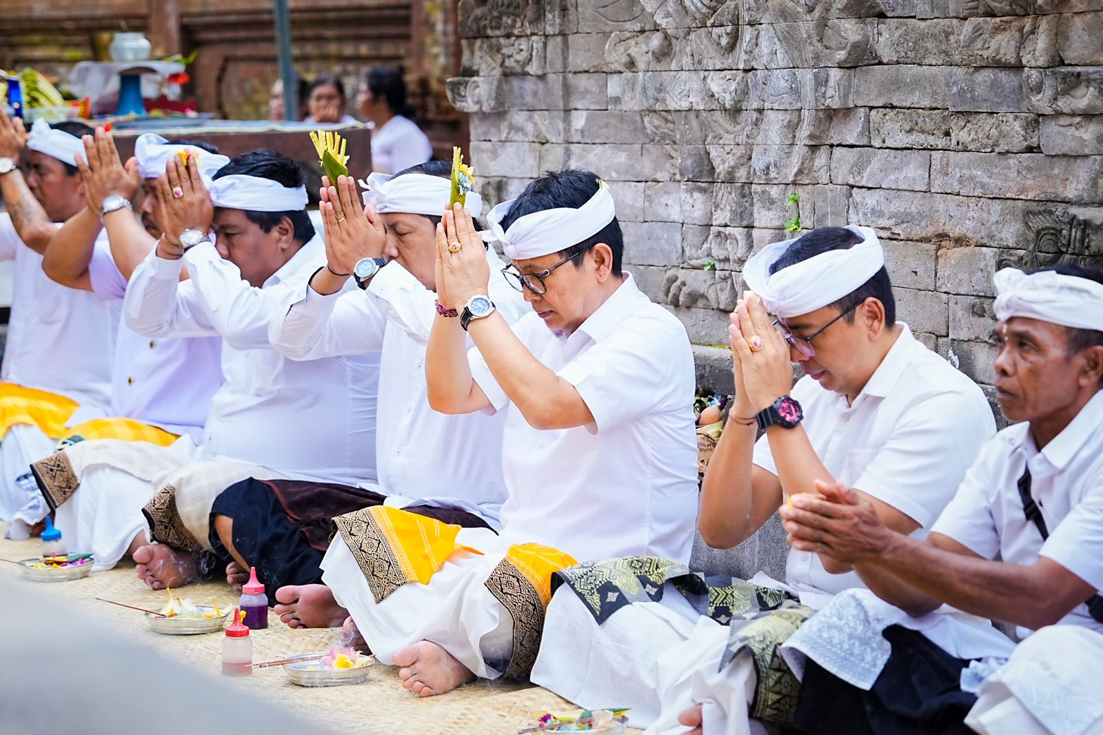 Bupati Wayan Adi Arnawa saat menghadiri upacara melaspas Pura Desa Kelod, Pura Penataran, Pura Pengulun Subak Tungkub Lanyahan Desa Kekeran, Kecamatan Mengwi, Badung, Selasa (3/3).