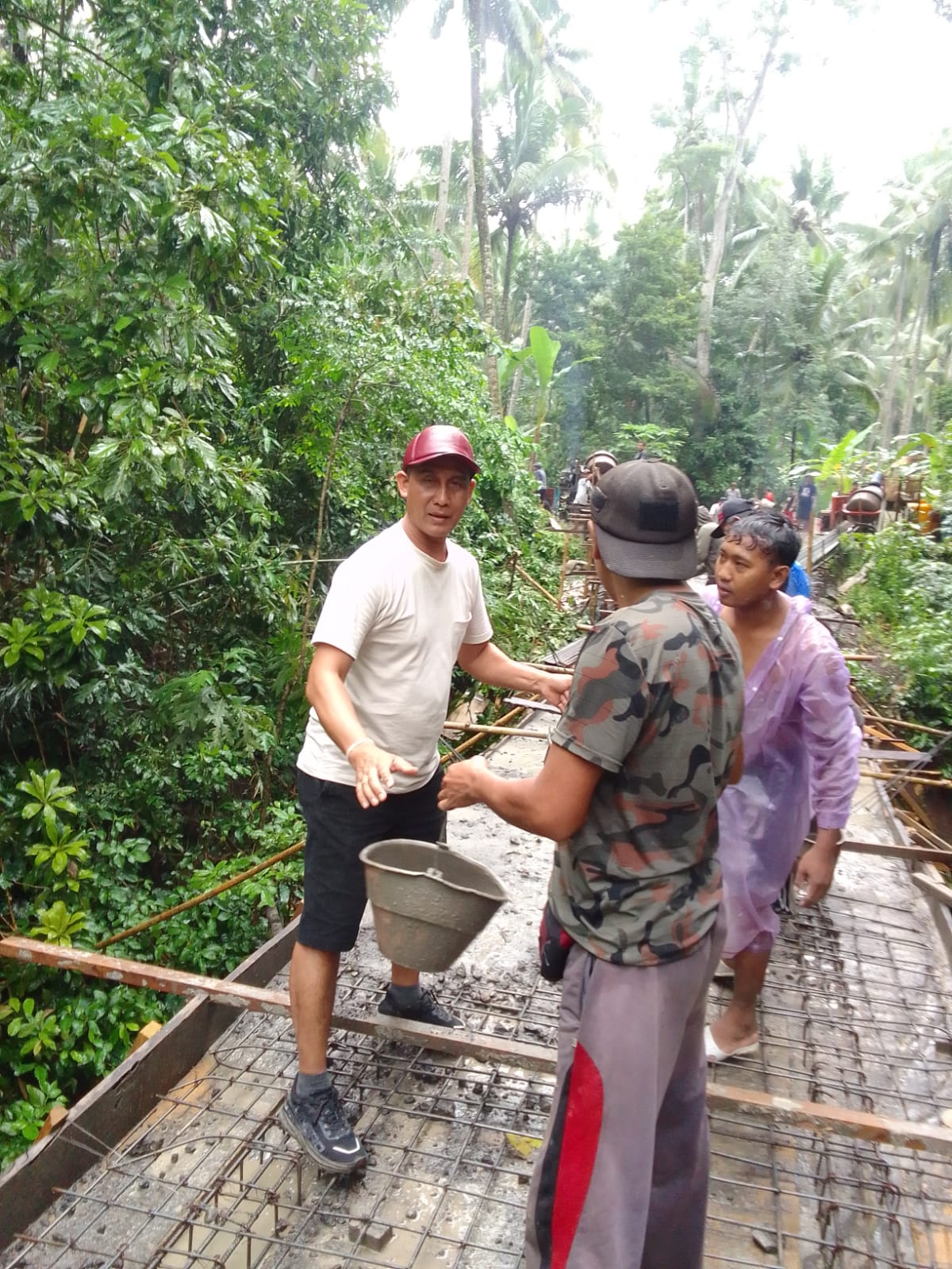 Anggota DPRD Klungkung I Nengah Ary Priadnya saat pembuatan jembatan untuk warga Banjar Kayehan, Desa Dawan Kaler.