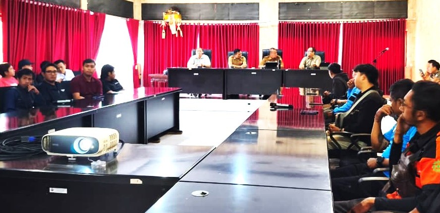 SEPAKAT RAPIKAN KABEL : Rapat koordinasi penertiban kabel jaringan telekomunikasi dan PLN bertempat di Ruang Krisna Setda Bangli. (Pemkab Bangli)