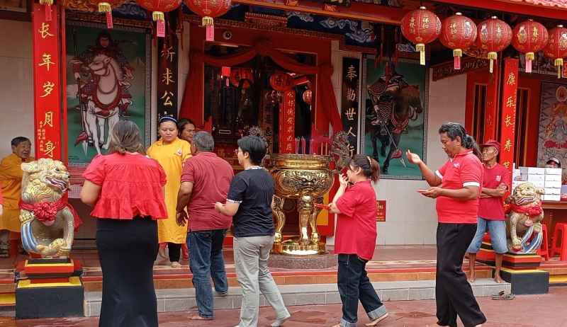GELAR RITUAL : Prosesi cisuak di TITD Ling Gwan Kiong. Ritual ini untuk menolak bala, bagi shio yang bertentangan dengan tahun kuda api.(francelino Jr)