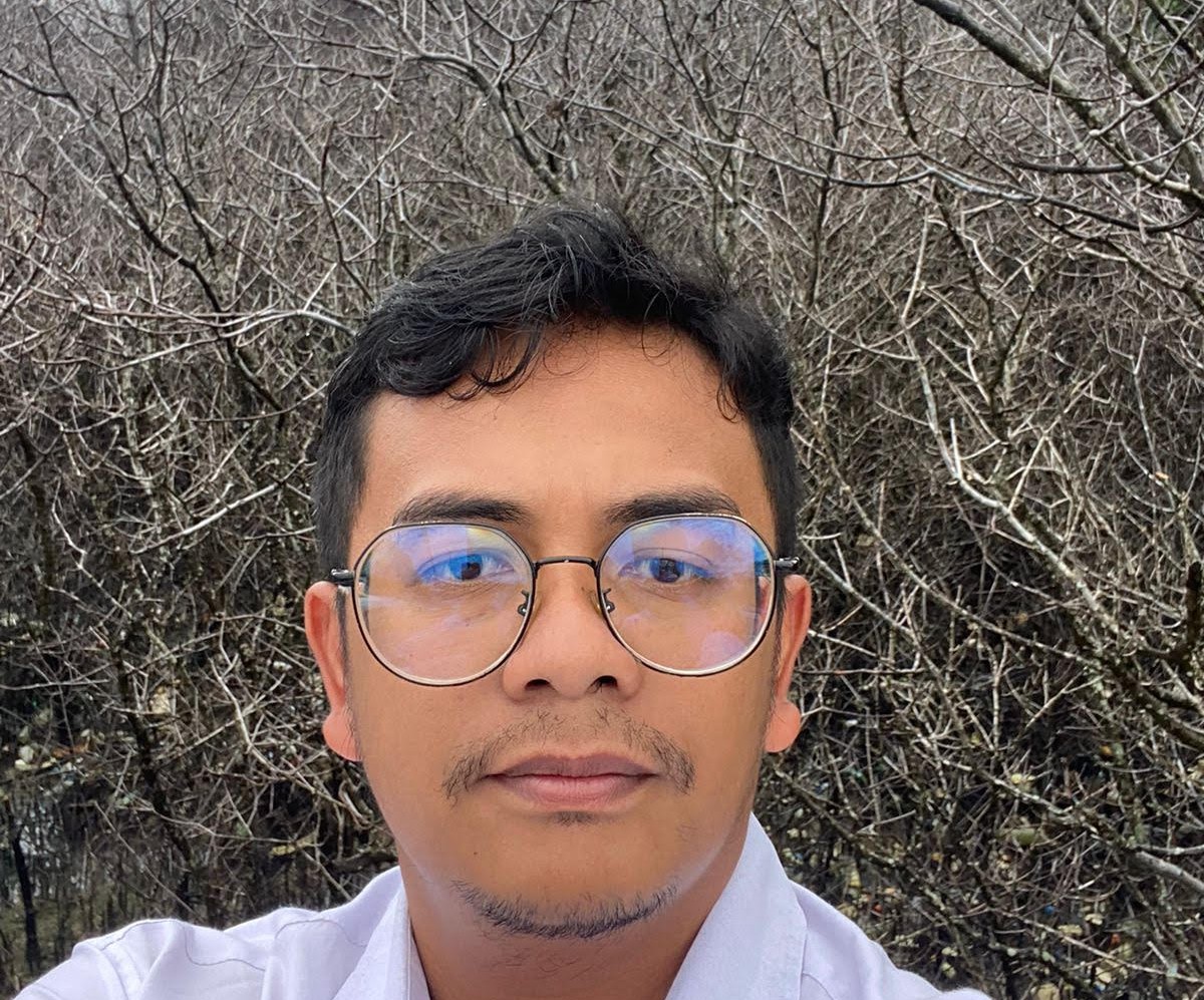 Peneliti Universitas Udayana berfoto di depan hutan mangrove yang mati diduga akibat cemaran BBM