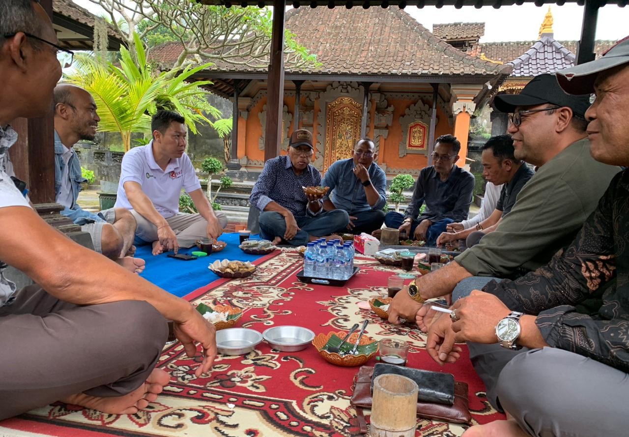 LITERASI HUKUM: Anggota Komisi III DPR RI Wayan Sudirta saat berdialog dengan warga Susut Bangli di Sanur