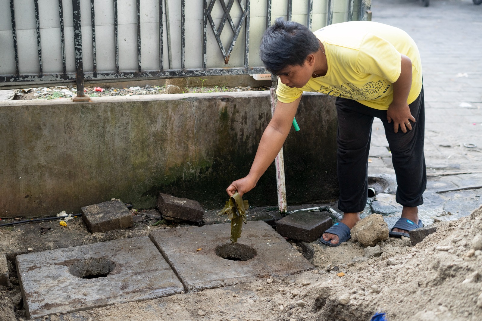 Teba Modern bantuan BTID yang dipasang di kompleks Pasar Desa Adat Serangan