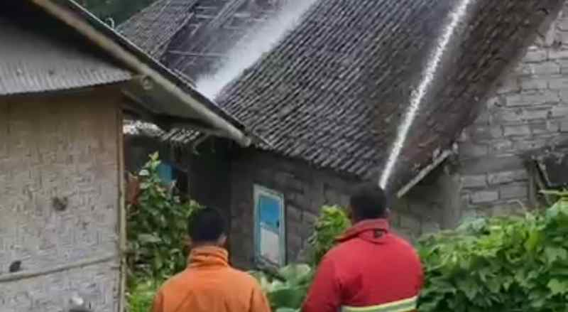 TERBAKAR: Petugas pemadam kebakaran memadamkan api yang membakar rumah warga di Desa Berangbang, Kecamatan Negara. ( Foto Satpol PP Jembrana)