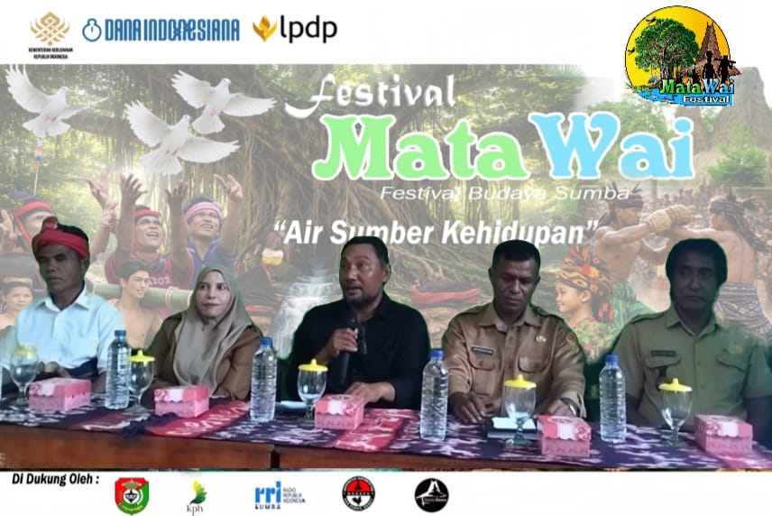 Ketua Panitia sekaligus Ketua Yayasan Rumah Seni Wanno (Sakola Wanno), Kristopel Bili (tengah) saat jumpa pers Festival Mata Wai bersama pembicara lain.