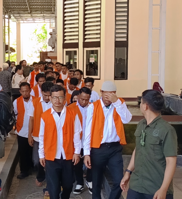 KORBAN EKSPLOITASI: Para terdakwa usai menjalani sidang putusan di PN Denpasar, Kamis (5/3/2026).