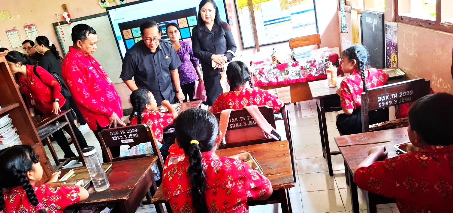 TEMUKAN PENYMPANGAN : Komisi IV DPRD Tabanan di SDN 2 dan SDN 3 Desa Jegu, Penebel. (foto:juliadi)