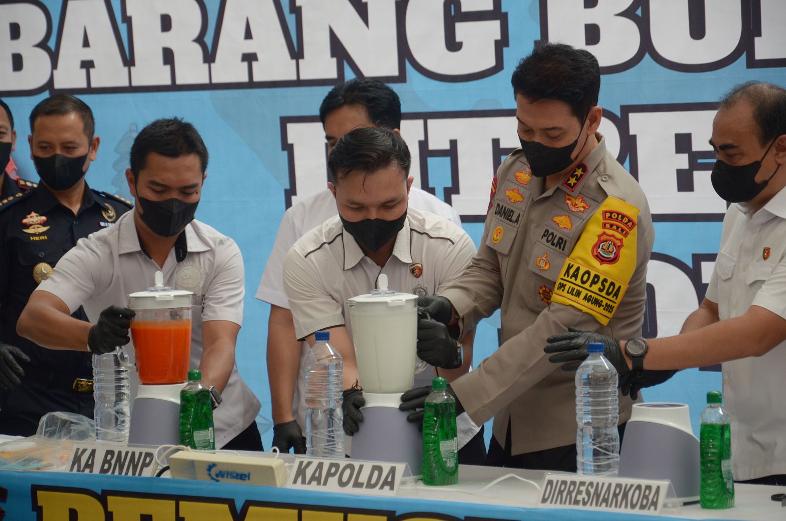 MASIH PERANG: Polda Bali memusnahkan barang bukti narkotika hasil sitaan dengan nilai jual ditaksir mencapai Rp23,5 miliar