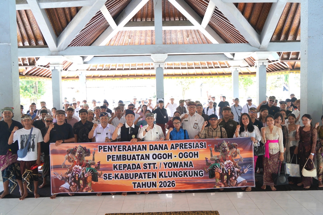 SIMBOLIS: Bupati Klungkung I Made Satria serahkan bantuan dana apresiasi pembuatan ogoh-ogoh kepada perwakilan STT di Wantilan Pura Dalem Ped, Nusa Penida, Rabu (4/3).   