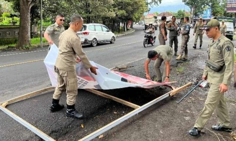 SEMRAWUT : Penertiban reklame di wilayah Kecamatan Mendoyo. (Satpol PP Jembrana)