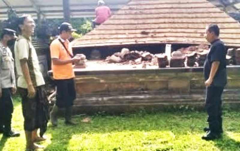 AMBRUK : Kondisi bangunan seka enam di Desa Sibetan ambruk usai diterjang angin kencang pada Kamis (5/3/2026). (ist)   