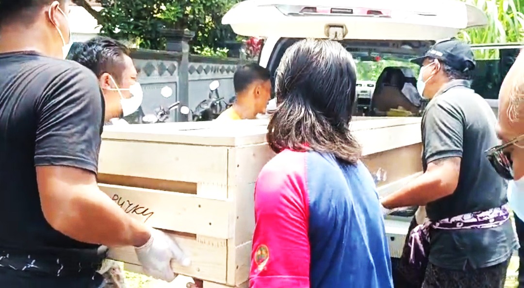TIBA DI JEMBRANA:  Jasad Ni Made Dwi Arya Wati yang meninggal dunia di Rusia akhirnya tiba di rumahnya, Desa Pergung, Kecamatan Mendoyo. (Foto: Bid P3T)   