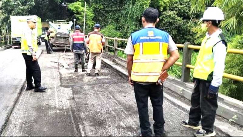 TERUS DIKEBUT : Perbaikan jalan Denpasar - Gilimanuk di Desa Candi kusuma, Kecamatan Melaya,Jembrana. (M.Basir/Radar Bali)