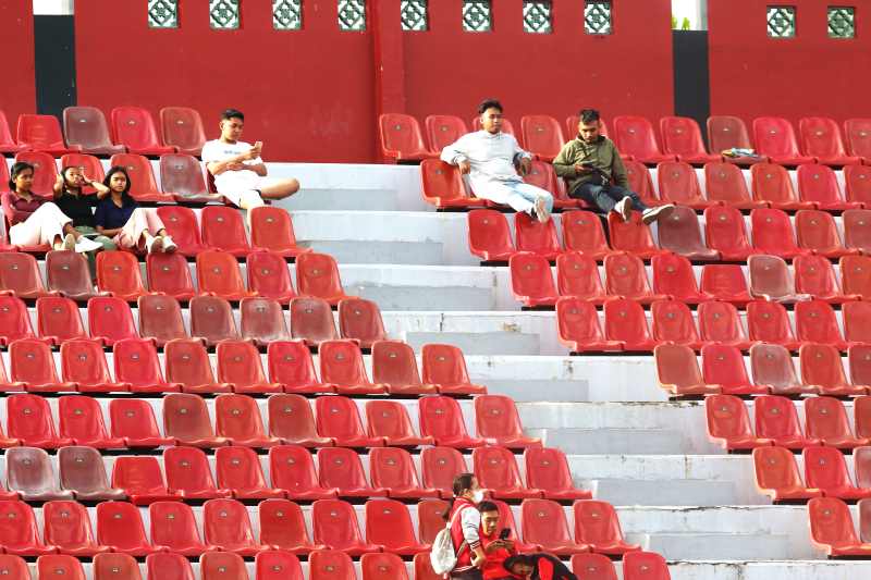 Ilustrasi supporter Bali United di StadionKapten I Wayan Dipta, Gianyar, beberapa waktu lalu yang sepi karena kesal dan memboikot. (miftahuddin/radar bali)