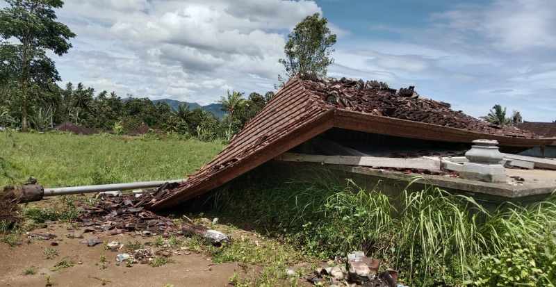 RUSAK BERAT : Bangunan Bale Pesandekan di Desa Aan , rusak berat, diterjang angin kencang. (istimewa