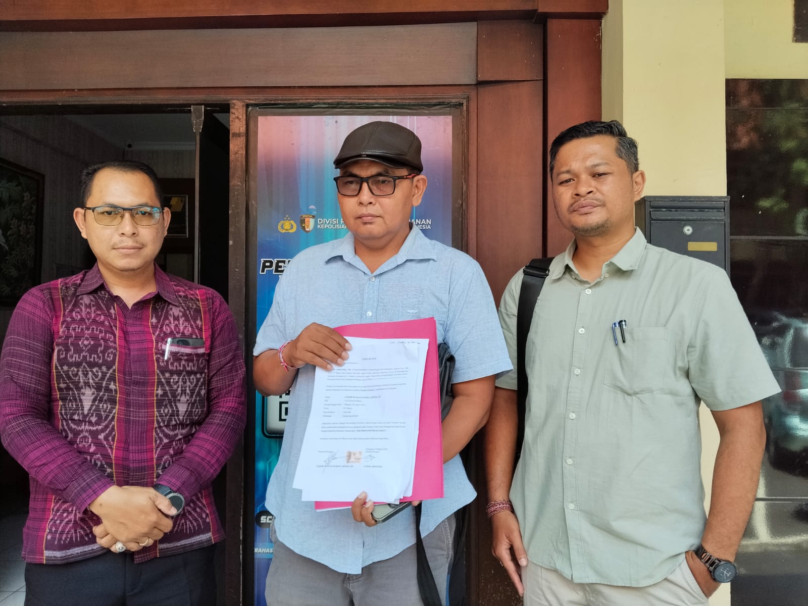 LAPOR: IGA didampingi kuasa hukum melaporkan penyidik Polres Badung ke Bidang Profesi dan Pengamanan (Bidpropam) Polda Bali, Jumat (6/3).