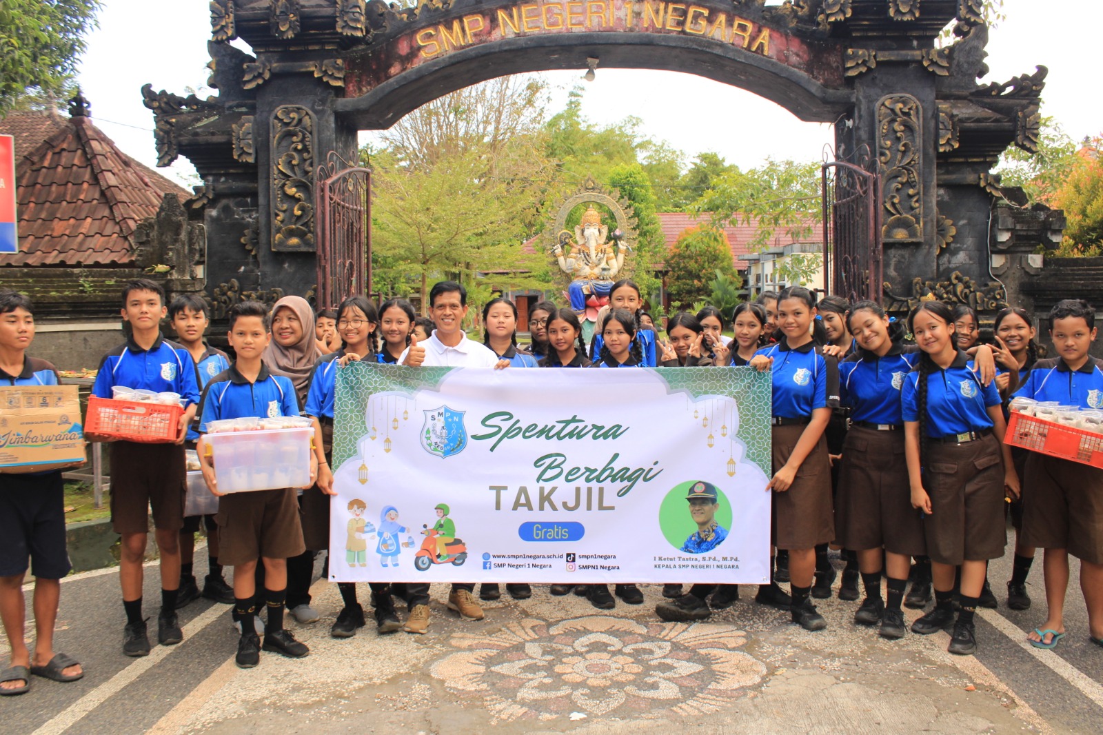 BELAJAR BERBAGI: Siswa dan guru Spentura berbagi takjil gratis, Jumat (6/3/2026). (Spentura for Radar Bali)