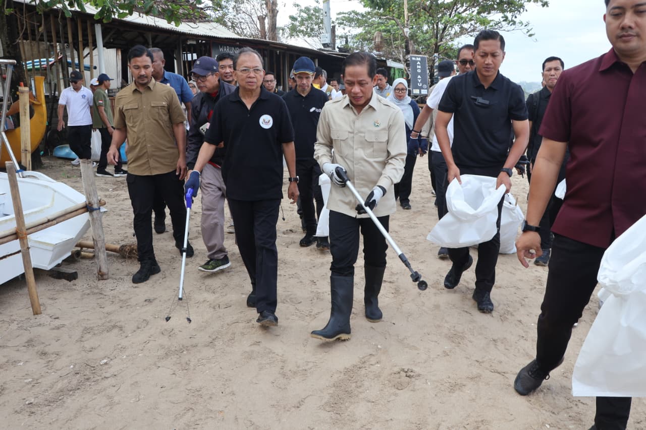 PILAH SAMPAH: Gubernur Bali, Wayan Koster mendampingi Menteri LH Faisol Nurofiq dalam aksi Korve Bersih Sampah Pantai di Pantai Jimbaran, Kabupaten Badung, Kamis (5/3) pagi.