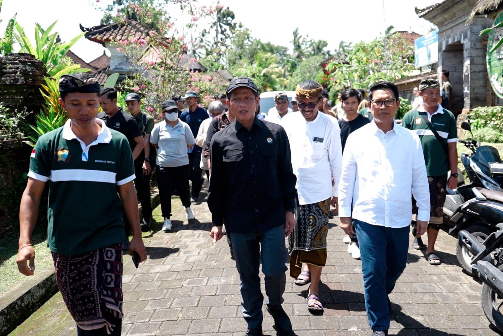 Bupati Adi Arnawa mendampingi kunjungan kerja Menteri Lingkungan Hidup/Kepala BPLH Hanif Faisol Nurofiq dalam peninjauan pengelolaan sampah berbasis masyarakat.