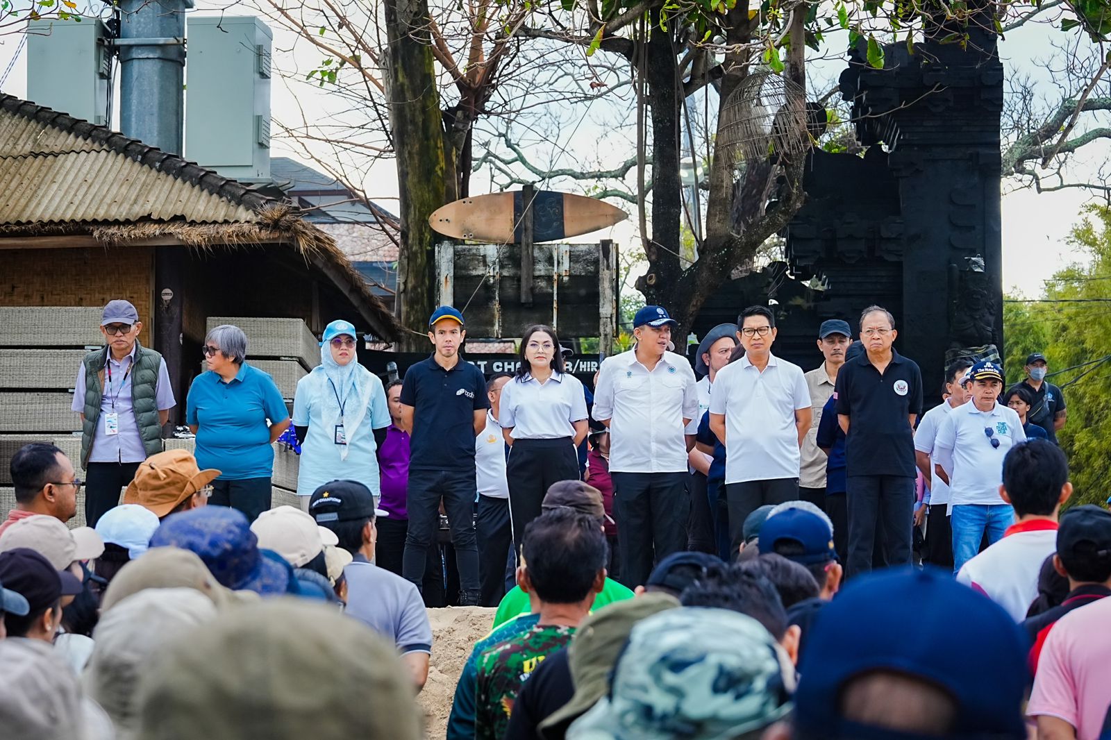 Bupati Adi Arnawa bersama Ketua TP PKK Ny. Rasniathi Adi Arnawa saat mengikuti Korve Aksi Bersih sampah di Pantai Jimbaran, Kelurahan Jimbaran, Kuta Selatan, Kamis (5/3).