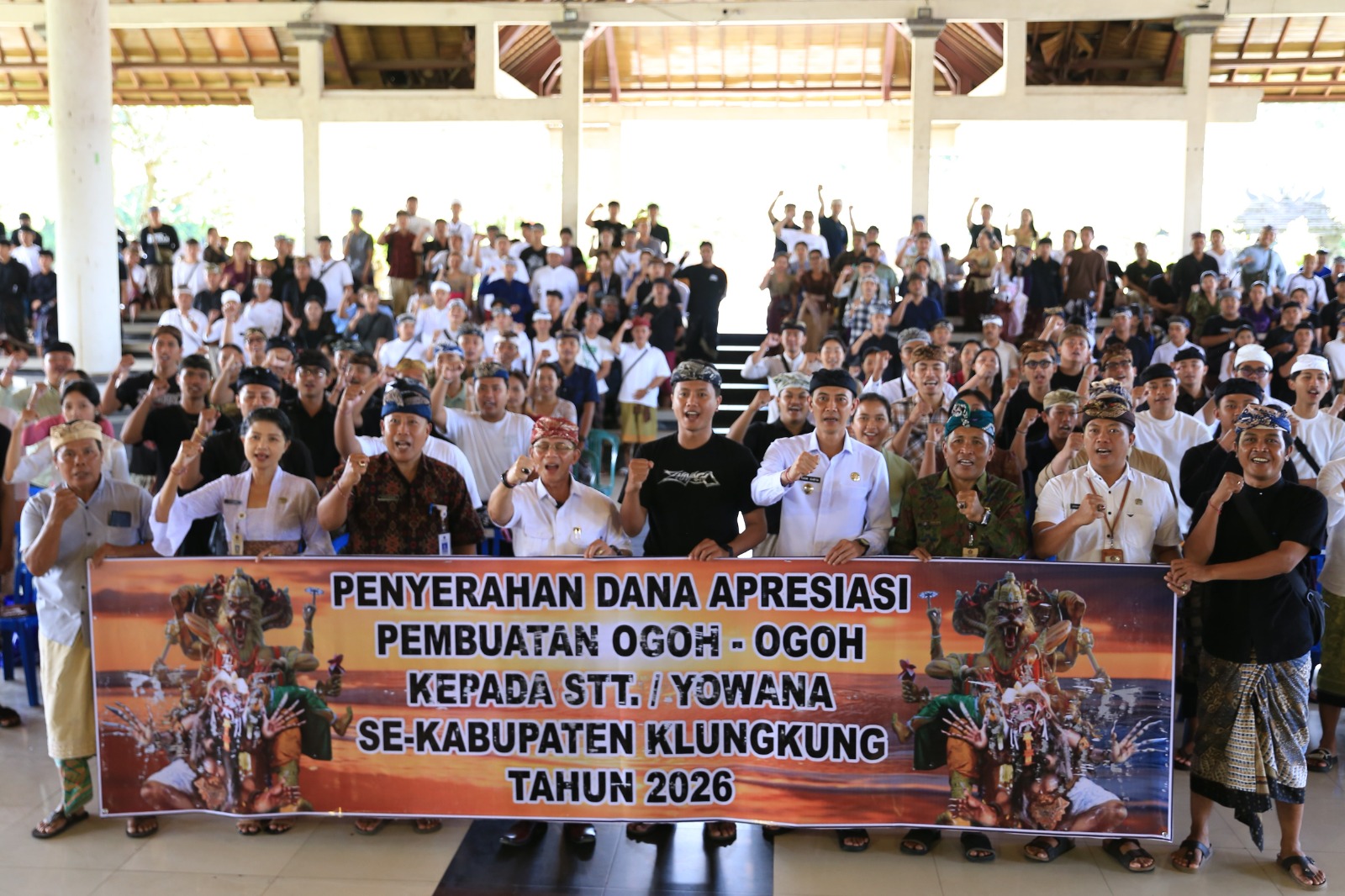 Penyerahan dana apresiasi pembuatan Ogoh-ogoh kepada Sekaa Teruna-Teruni (STT)/Yowana untuk tiga kecamatan di Klungkung daratan bertempat di Balai Budaya Ida Dewa Agung Istri Kanya, Kamis (5/3).