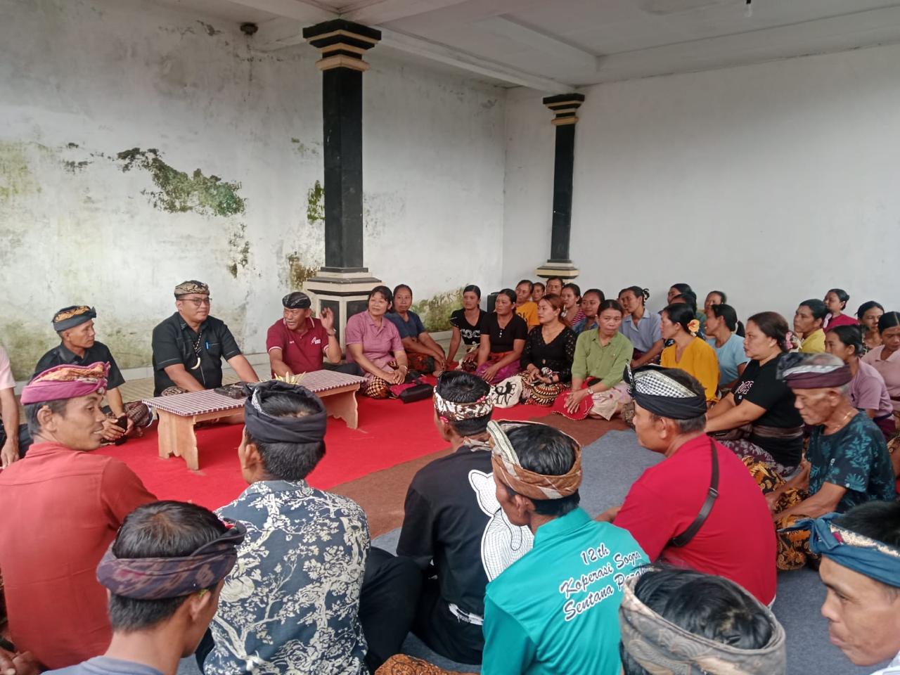 Ketua DPRD Karangasem I Wayan Suastika saat menggelar reses di Banjar Dinas Umasari Kangin, Desa Peringsari, Kecamatan Selat.  