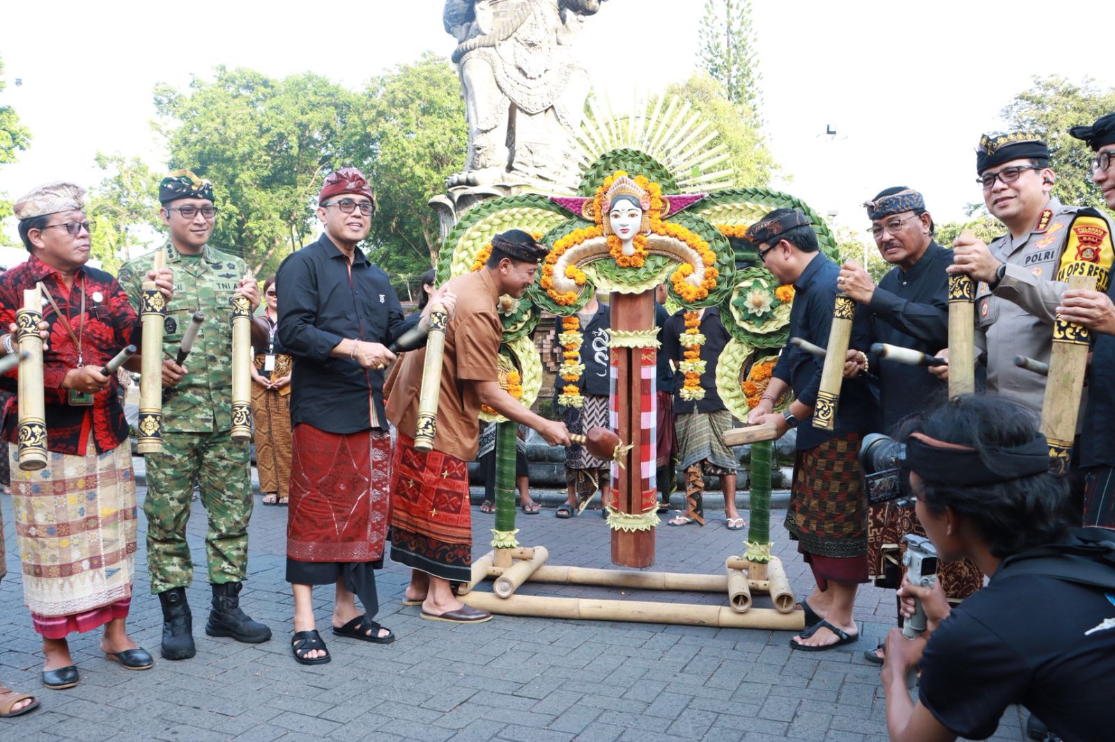 Walikota Denpasar, I Gusti Ngurah Jaya Negara saat menyuarakan kulkul sebagai pembuka gelaran Kasanga Festival Caka 1948 Tahun 2026 di Kawasan Catus Pata Patung Catur Muka Denpasar pada Jumat (6/3).