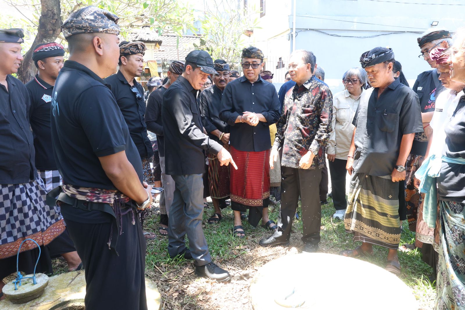 Menteri LH Hanif Faisol Nurofiq bersamaGubernur Bali Wayan Koster dan Wali Kota Denpasar I Gusti Ngurah Jaya Negara.  Banjar Saraswati - Desa Kesiman Petilan.