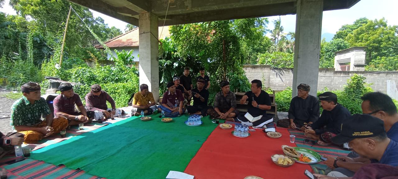 Wakil bupati Karangasem Pandu Prapanca Lagosa atau Guru Pandu di banjar adat Buluh Winangun, Banjar Winangun, Desa Tianyar Timur, Kubu, Kamis (5/3).