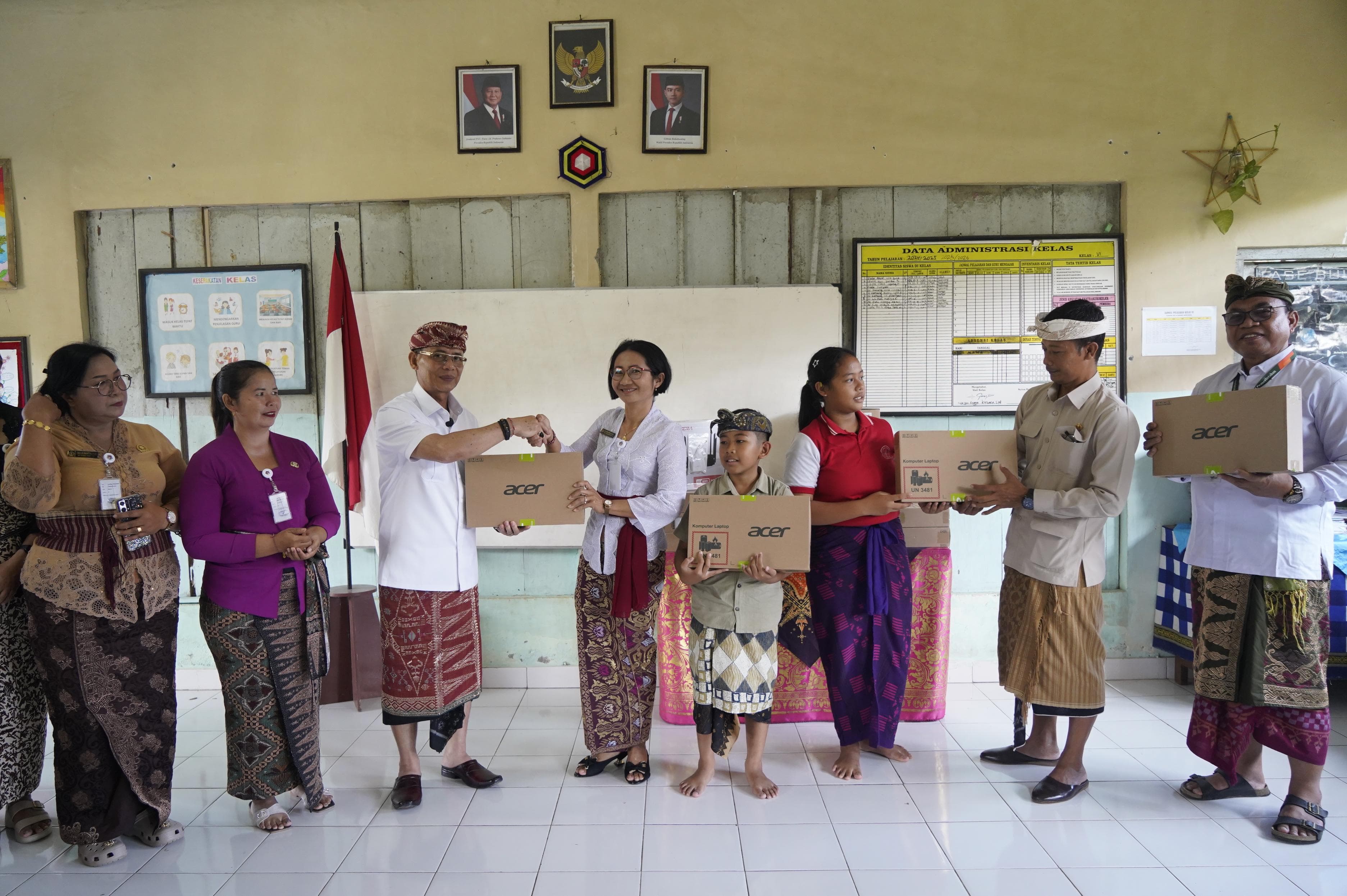 Bupati Klungkung I Made Satria menyerahkan bantuan sarana belajar kepada sejumlah sekolah di Kabupaten Klungkung, Kamis (5/3).