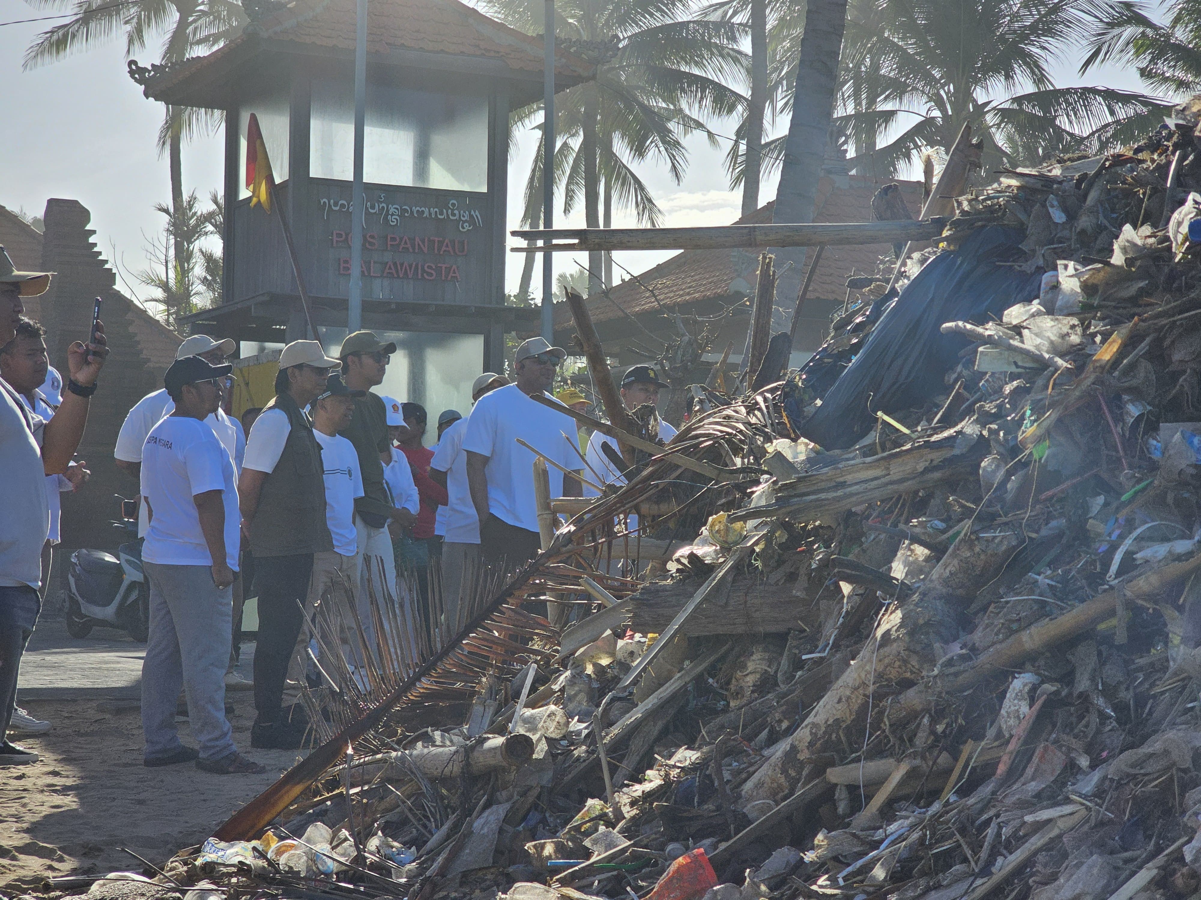 BERSAMA: Ketua DPD Gerindra Bali Made Muliawan Arya bersama Kader Gerindra Badung dan warga bersih-bersih di Pantai Padma Legian, Kamis (6/3/2026). (Novi Febriani/Radar Bali)