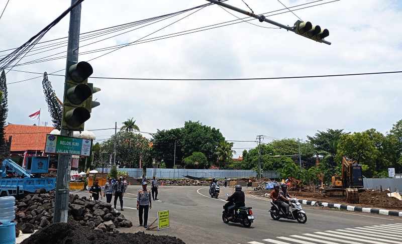 DICEK LANGSUNG : Tim BPTD Kelas II Bali melakukan pemeriksaan komponen traffic light di titik nol Kota Singaraja yang mati. (Francelino Jr)
