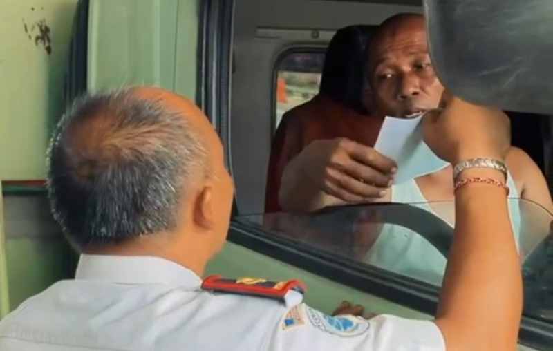 SAMPAIKAN PENGARAHAN : Sosialisasi pembatasan kendaraan di jembatan timbang UPPKB Cekik. (Foto UPPKB Cekik)