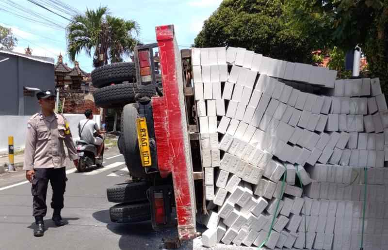 APES : Kondisi truk bermuatan bata ringan terguling di Kelurahan Lelateng.(Satlantas Polres Jembrana)