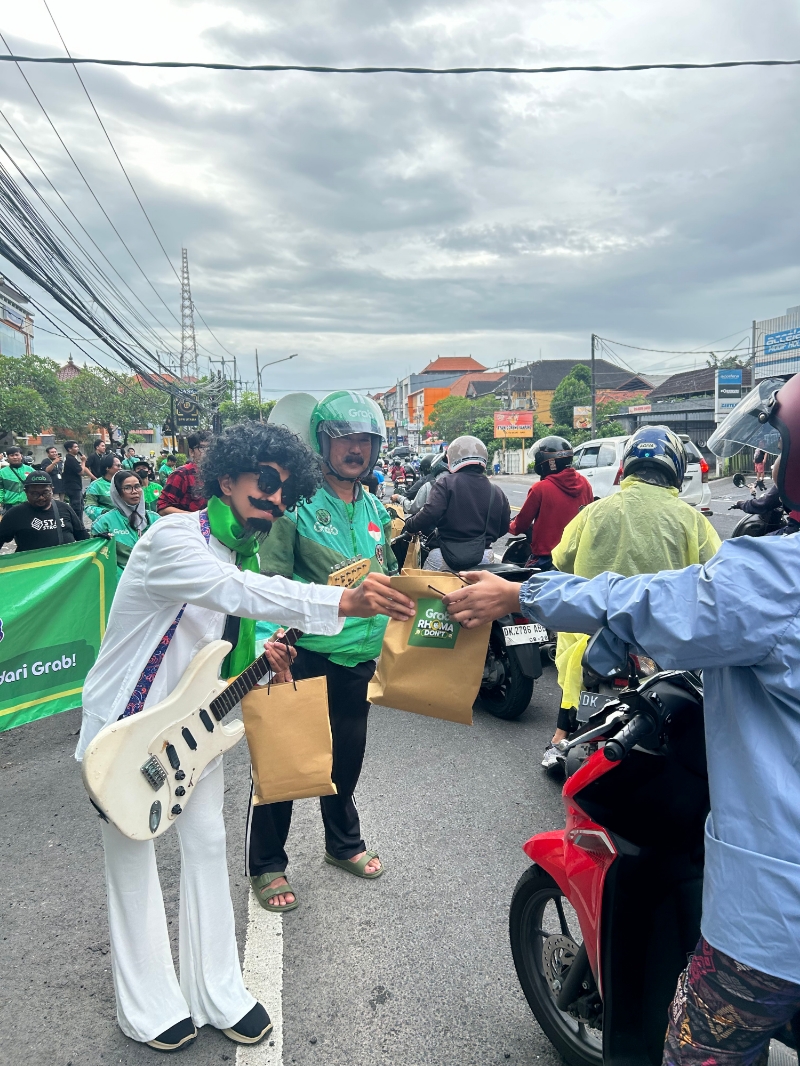 KOLAK MITRA: Mitra Pengemudi Grab membagikan 800 takjil gratis kepada pengguna jalan di beberapa titik di Bali.