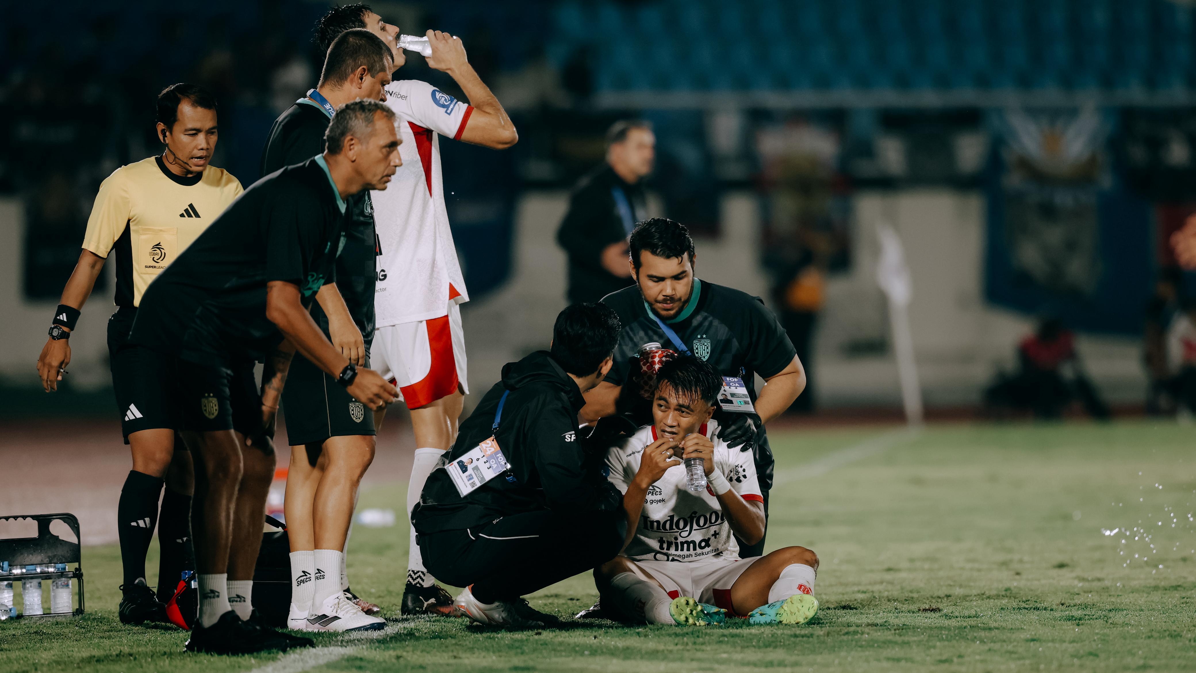 Rizky Dwi Febrianto diperiksa tim medis Bali United setelah kehilangan penglihatan akibat benturan di kepala dalam laga melawan Arema FC. 
