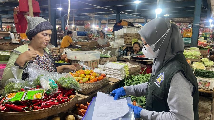TERJAMIN AMAN: Kadistan Bali melakukan rapid test jumlah makanan di empat pasar untuk memastikan keamanan pangan yang beredar menjelang hari raya besar agama ini, Rabu (4/3) hingga Kamis (5/3/2026) 
