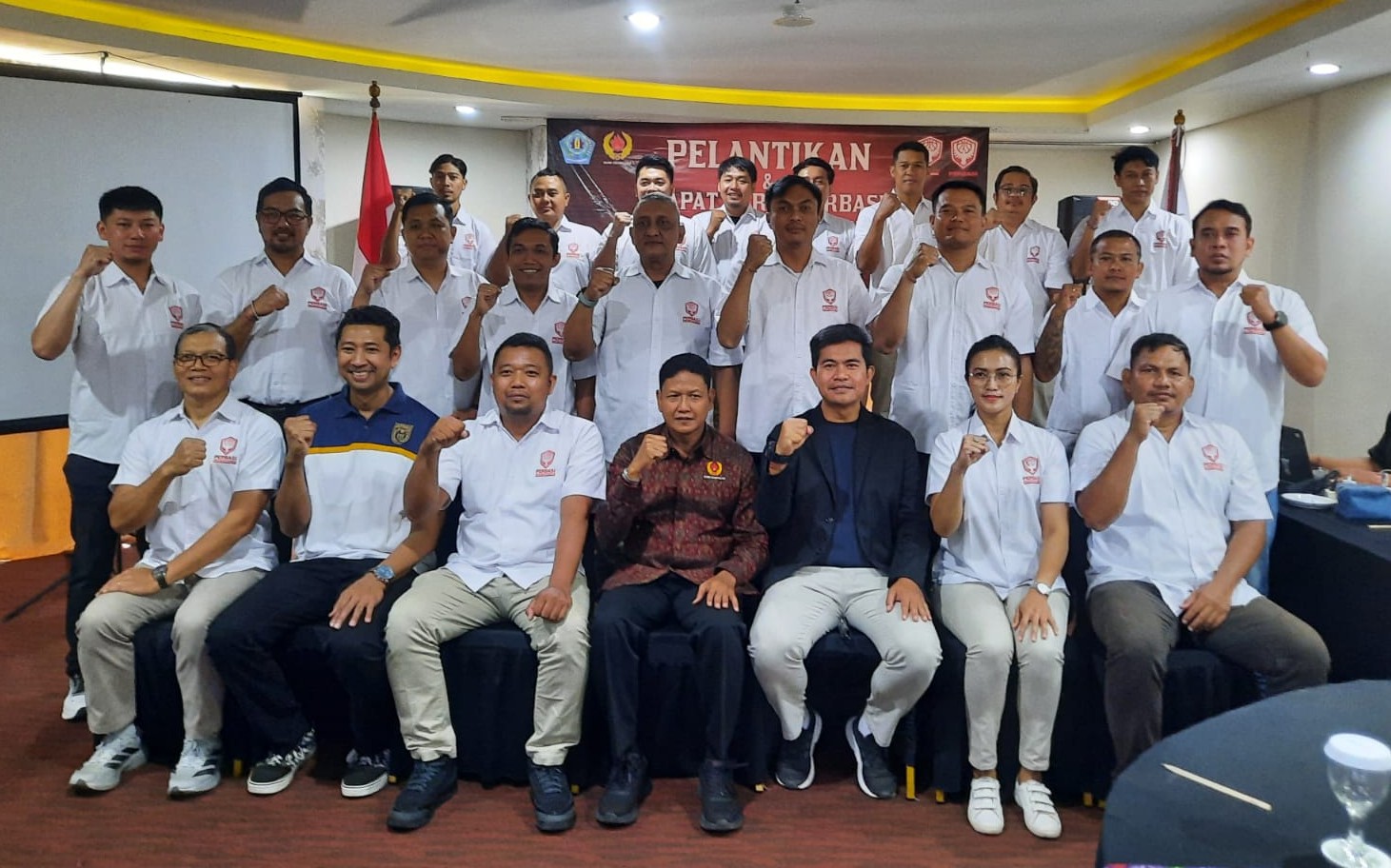 SAH: Para pengurus Perbasi Kota Denpasar foto bersama usai pelantikan dan Rapat Kerja 2026.