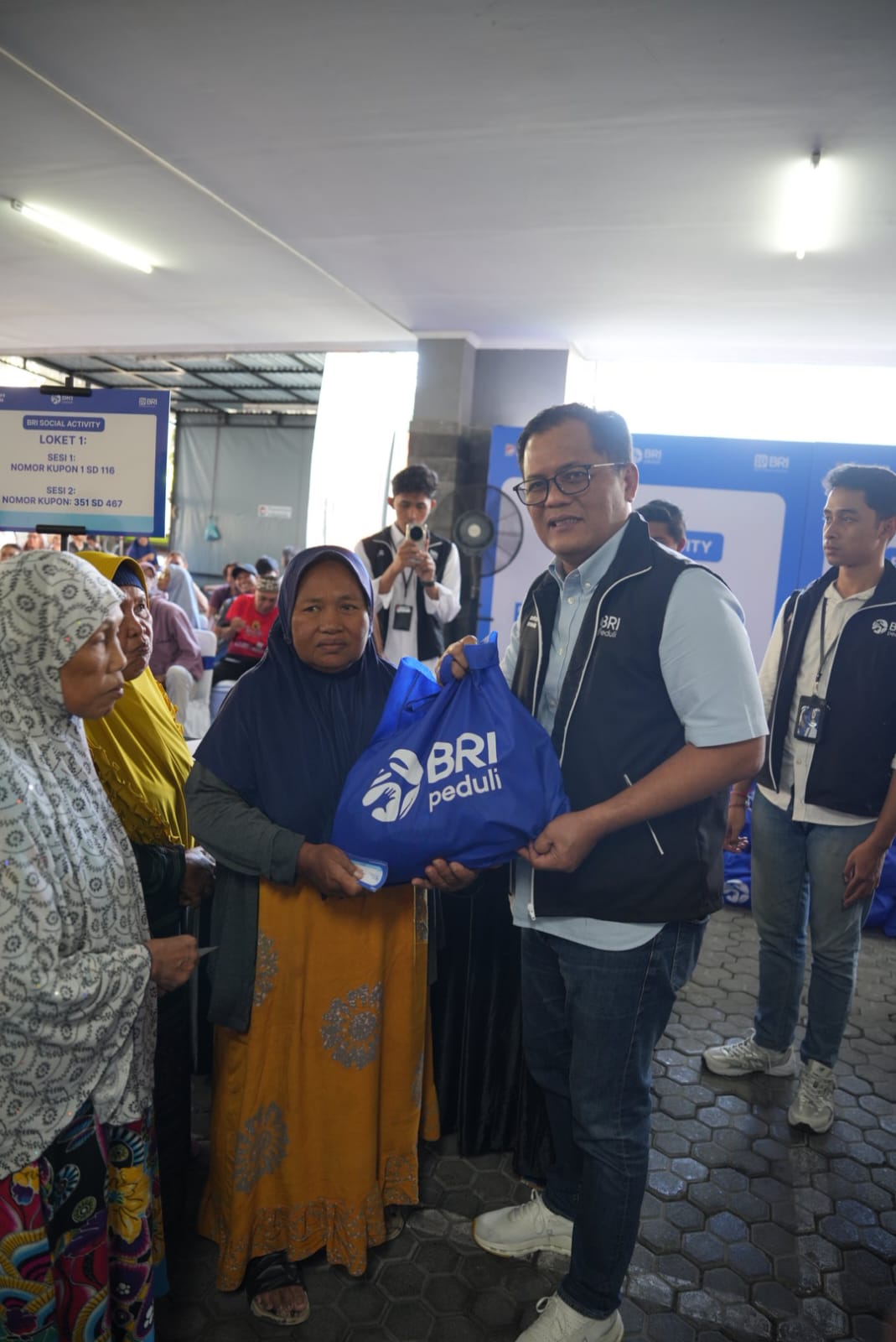 Regional CEO BRI Region 17 Denpasar Hery Noercahya menyerahkan paket Sembako untuk Masyarakat Kota Denpasar di BRI Region 17 Denpasar (6/3/2026).  