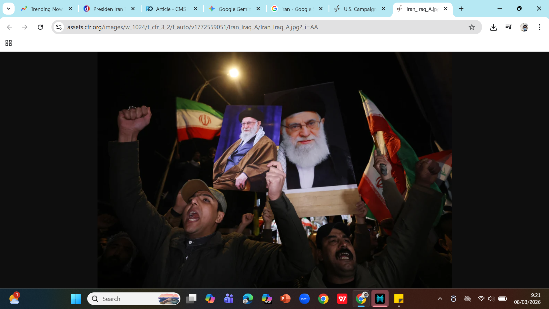 Protester membawa foto Pemimpin Spiritual Iran Ayatullah Ali Khamenei di Bagdad, Irak. 